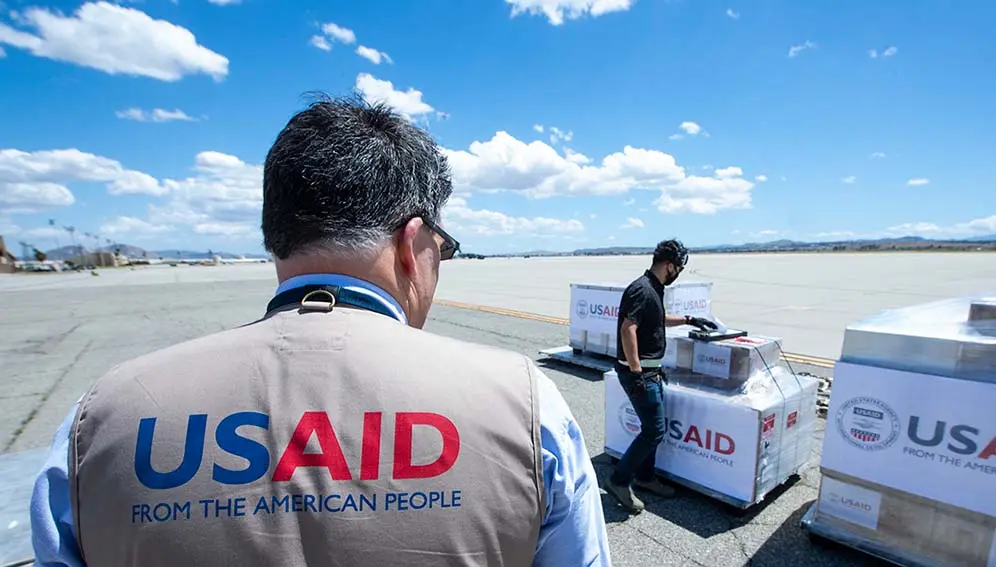 Η USAID απολύει ή θέτει σε διοικητική αργία σχεδόν όλους τους εργαζομένους της