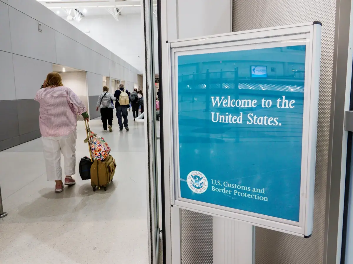 Πώς ο Τραμπ «ακρωτηριάζει» τον τουρισμό προς ΗΠΑ