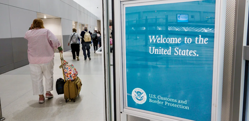 Πώς ο Τραμπ «ακρωτηριάζει» τον τουρισμό προς ΗΠΑ