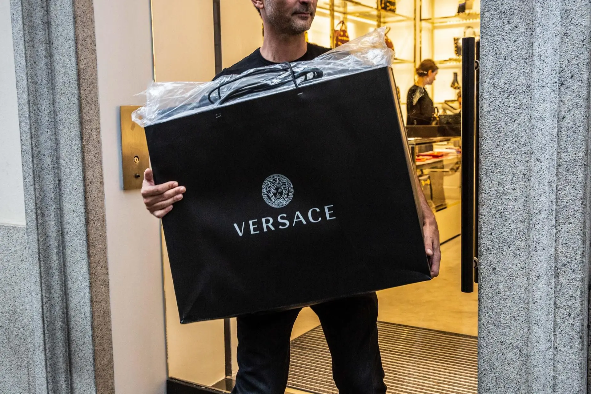 Mega deal $8,5 δισ. στον τομέα luxury - Άλλαξε χέρια η μητρική της Versace