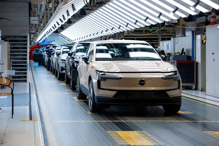 Volvo: Περικοπές, απολύσεις και μείωση επενδύσεων μετά τα απογοητευτικά αποτελέσματα