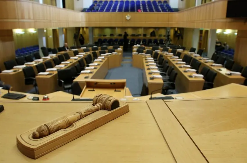 Η Βουλή αποφασίζει: διαφάνεια ή να θολώσει τα νερά…