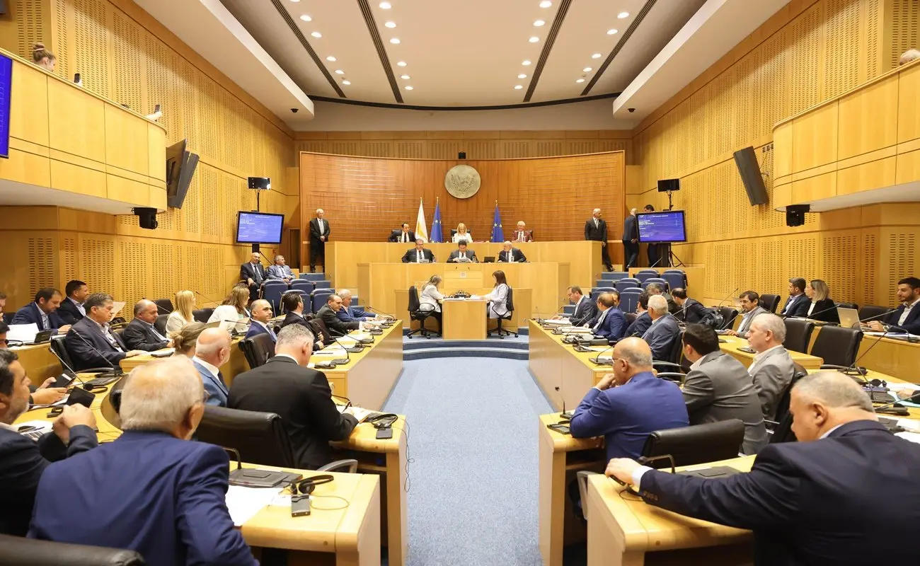 Ξανά πράσινο από Βουλή για οροφή στις συναλλαγές με cash μέχρι τις 10 χιλ. ευρώ