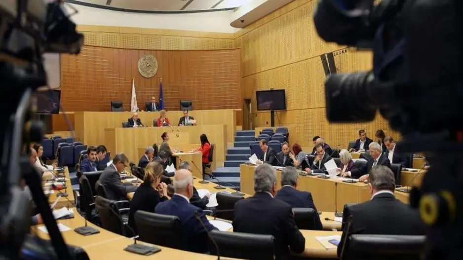 Ψηφίστηκαν οι νόμοι για ΦΠΑ και φορολογικές δηλώσεις