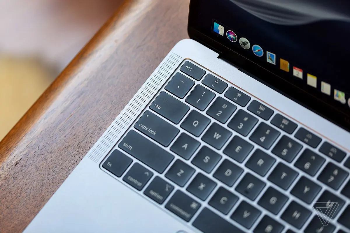 Apple: Σοβαρό πρόβλημα οι δασμοί για MacBook iPhone