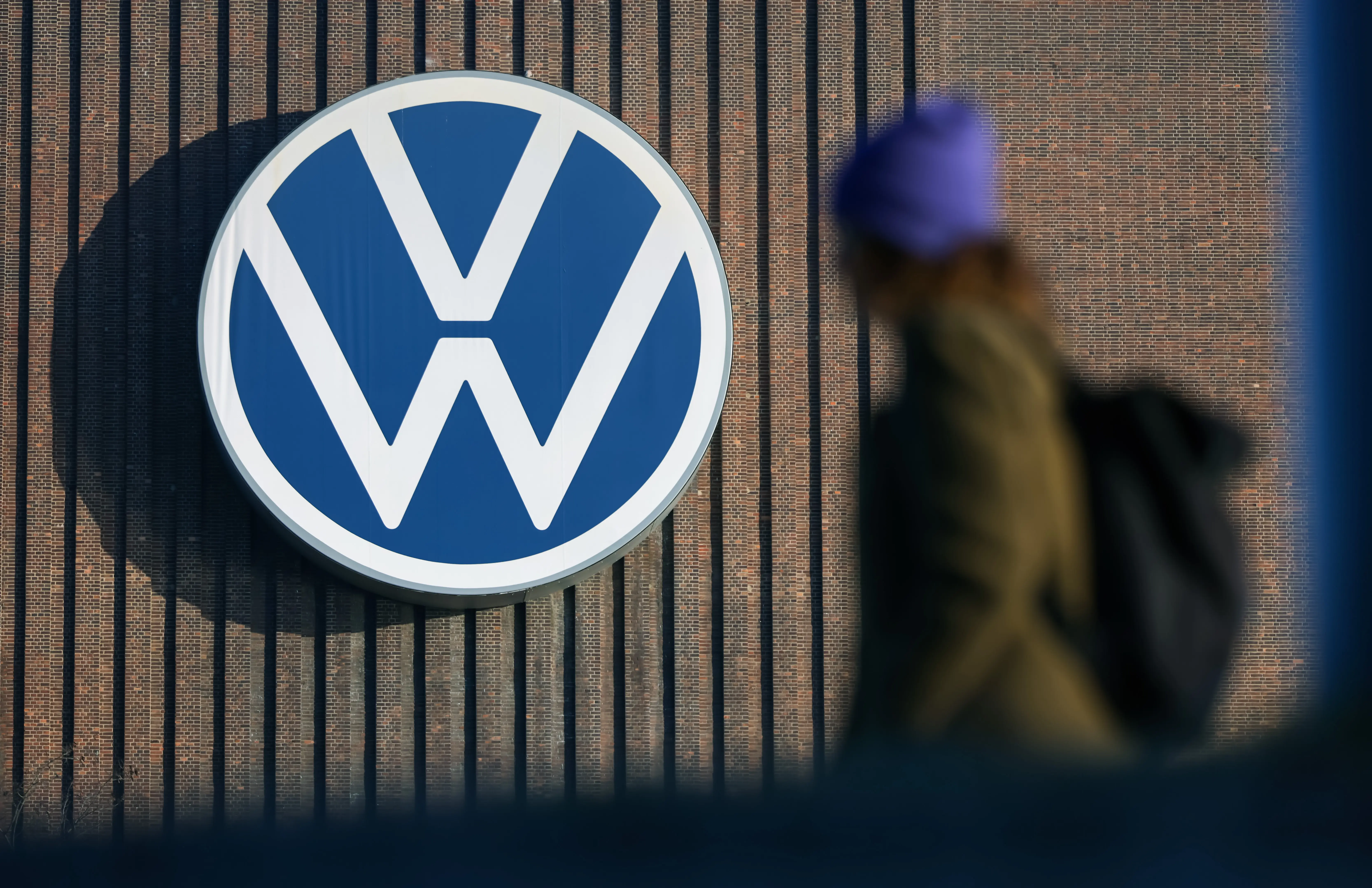 Volkswagen: Οι φόβοι για τους δασμούς Τραμπ οδήγησαν τα κέρδη της σε βουτιά 40%
