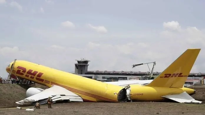 Αεροσκάφος της DHL κόπηκε στα δύο ενώ έκανε αναγκαστική προσγείωση