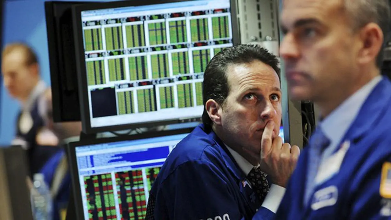 Επανήλθε η επιφυλακτικότητα στη Wall Street με το βλέμμα στα νέα μάκρο