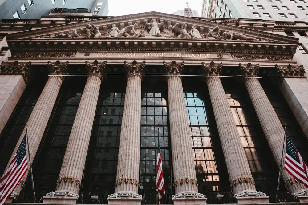 Συνεχίζει να «καλπάζει» η Wall Street