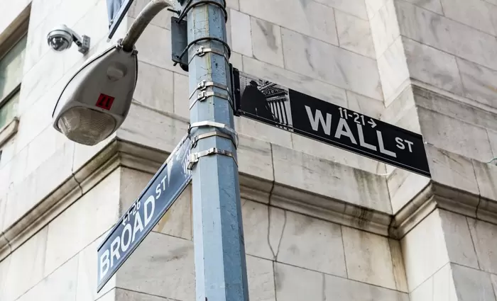 Οι επενδυτές αναμένουν τα μακροοικονομικά δεδομένα με το βλέμμα στη Fed