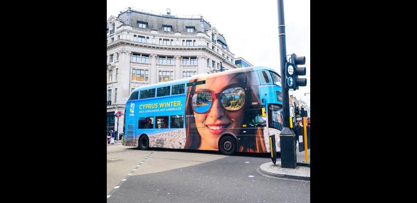 Εκστρατεία με δέλεαρ την καλοκαιρία - Η καμπάνια του Υφ. Τουρισμού στα λονδρέζικα λεωφορεία