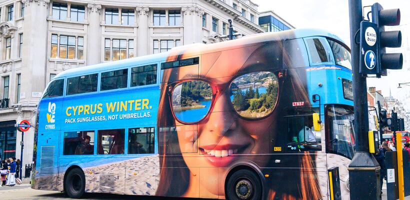 Εκστρατεία με δέλεαρ την καλοκαιρία - Η καμπάνια του Υφ. Τουρισμού στα λονδρέζικα λεωφορεία