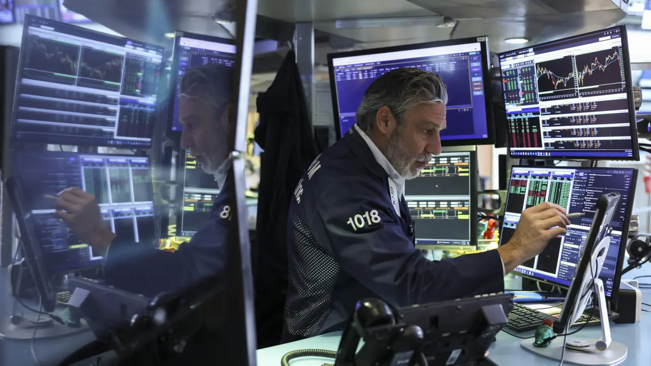 Wall Street: Παίρνει «ανάσες» πριν τη νέα μείωση επιτοκίων από τη Fed