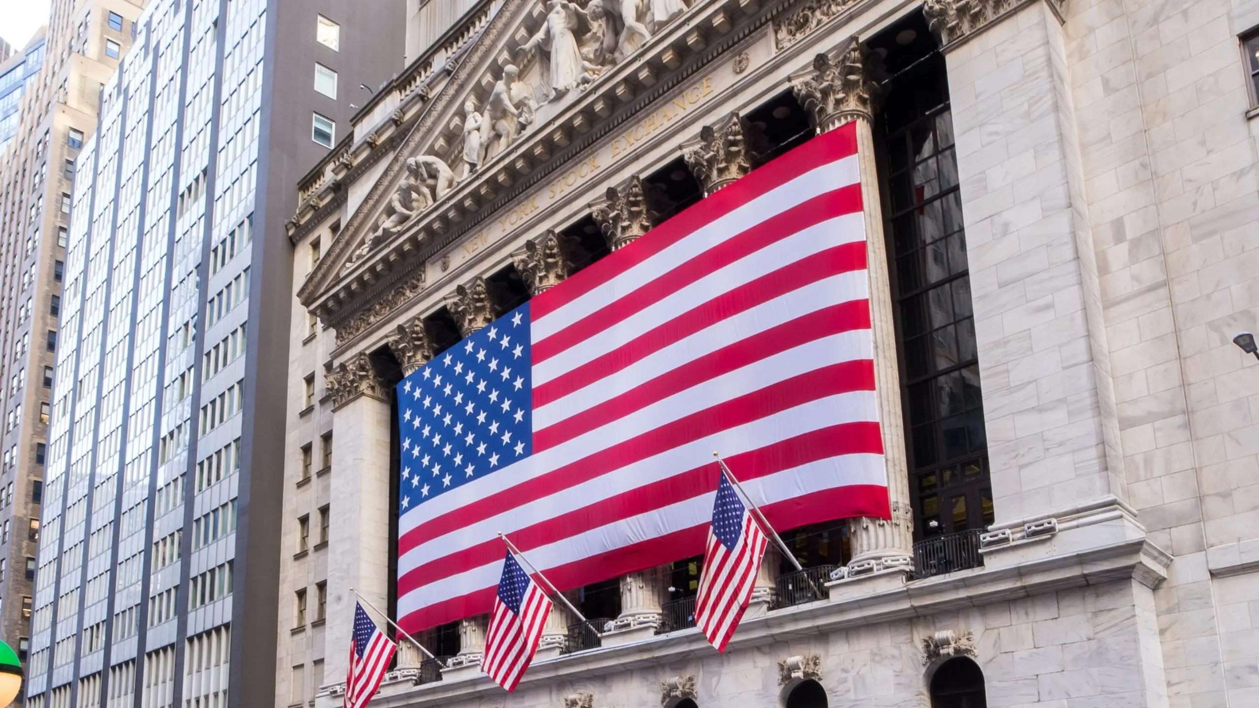 Wall Street: Τα εταιρικά κέρδη οδηγούν το ράλι των μετοχών το 2026