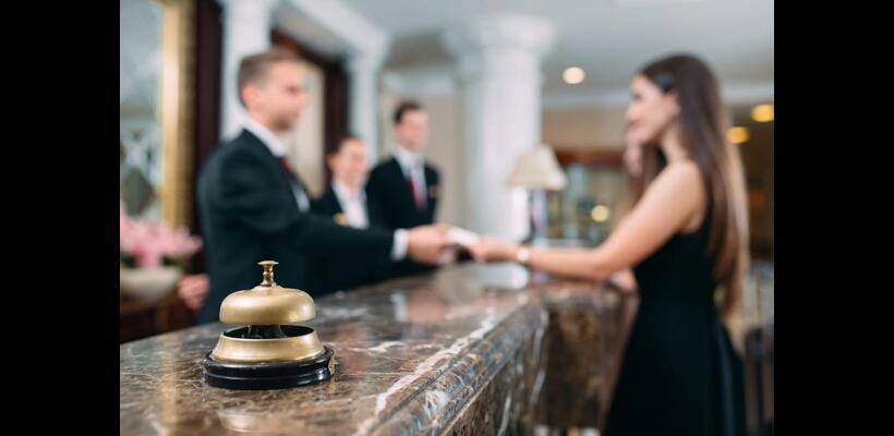 Άναψαν φωτιές οι κανονισμοί για τον 13ο μισθό στη ξενοδοχειακή