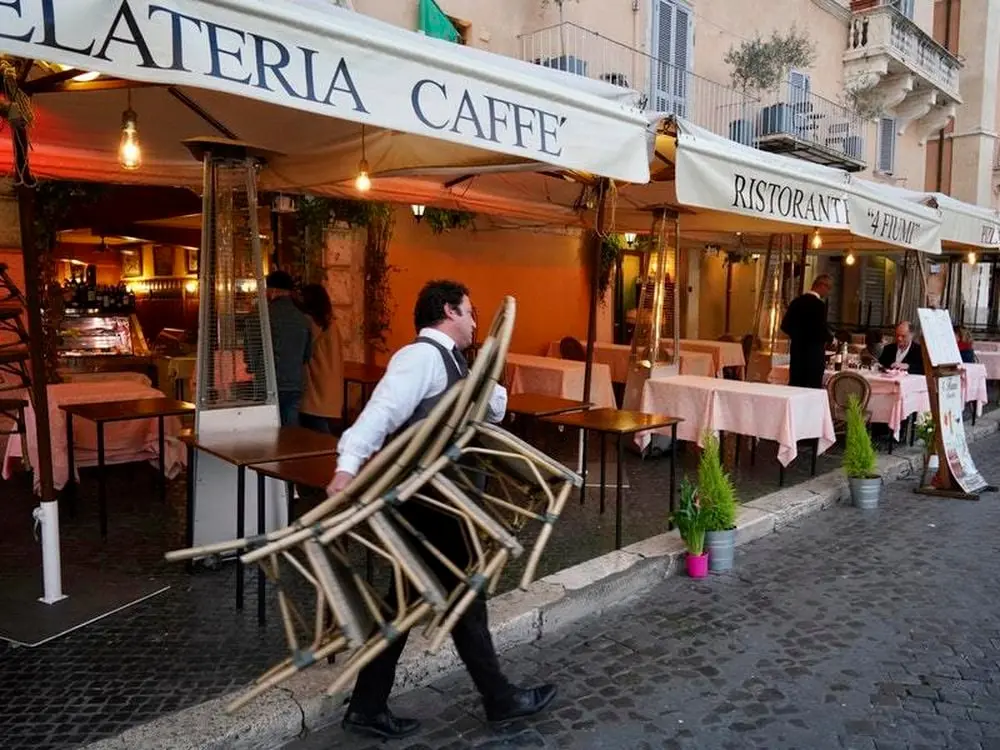Η Ιταλία ανοίξει ξανά μπαρ, καφέ κι εστιατόρια