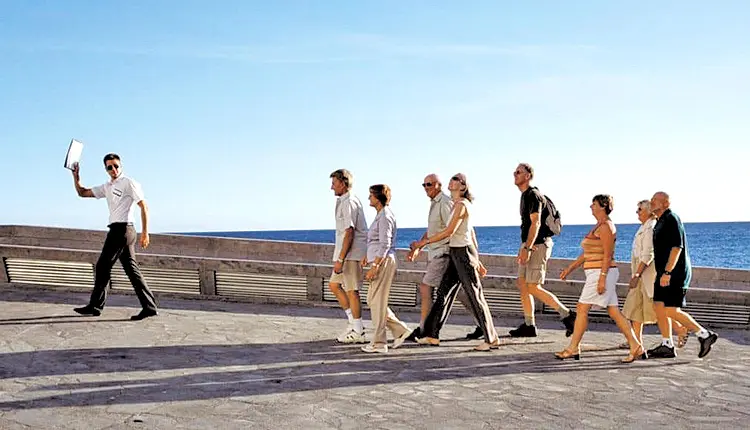 «Μάστιγα» οι παράνομες ξεναγήσεις