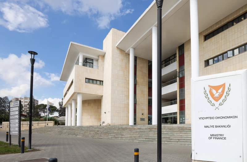 Με μη ψήφιση του φόρου 15% για πολυεθνικές ο κίνδυνος φυγής εταιρειών – Καμπανάκι από ΥΠΟΙΚ