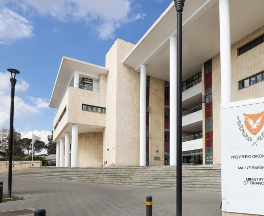 Με μη ψήφιση του φόρου 15% για πολυεθνικές ο κίνδυνος φυγής εταιρειών – Καμπανάκι από ΥΠΟΙΚ