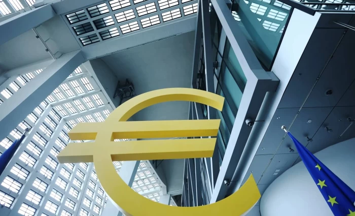 ΕΚΤ: Οι πιέσεις στις αγορές μπορεί να περιορίσουν τις αυξήσεις επιτοκίων – Τι λέει ο Ντόλεντς