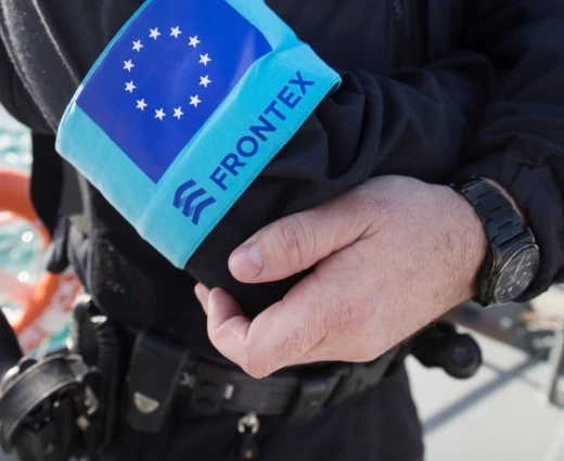 Politico: Η Frontex ξέμεινε από χρήματα και «παγώνει» το πρόγραμμα στήριξης των απελαθέντων μεταναστών