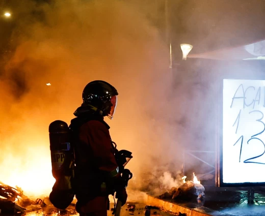 Ο Μακρόν στις φλόγες της κοινωνικής οργής, τα κέρδη της Λεπέν και η κρίση που αλλάζει τη Γαλλία
