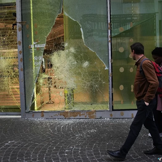 Ταραχές στη Γαλλία: Ποιος θα πληρώσει τα κατεστραμμένα μαγαζιά;