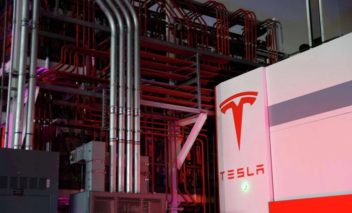 Tesla: Κέρδη πάνω από τις προβλέψεις και έσοδα 28 δισ. δολαρίων – Πτώση 3% στις πωλήσεις αυτοκινήτων