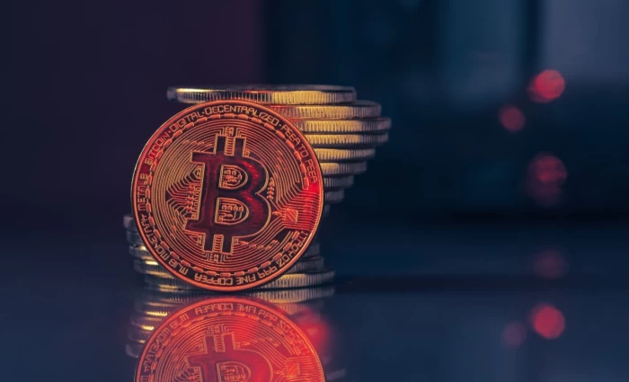 Κάτω από τα 83.000 δολάρια το Bitcoin παρά τις εισροές $1,1 δισ. στα ETFs – Τι φοβούνται οι επενδυτές