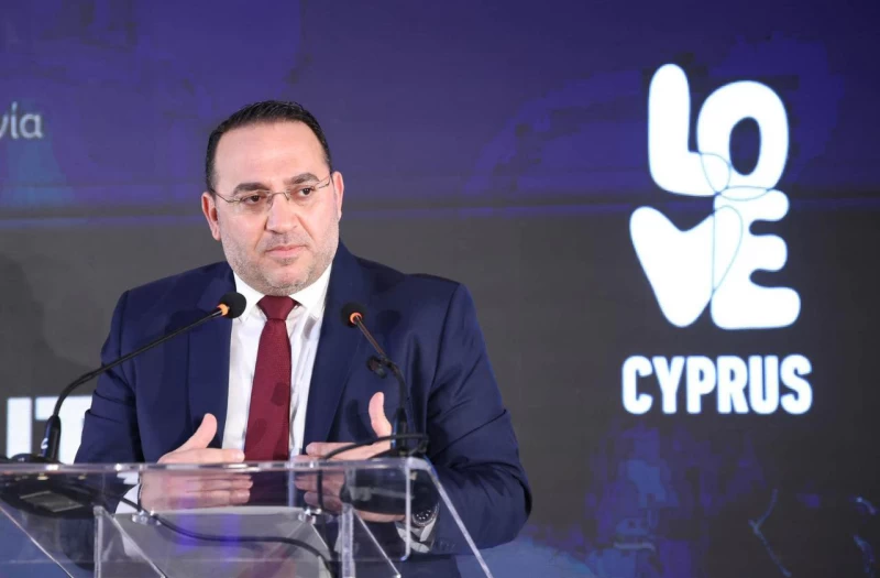 Πόσα εκατομμύρια αναμένεται να χάσει φέτος ο τουρισμός – Οι νέες εκτιμήσεις Κουμή