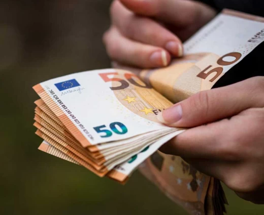 Έριξε ταχύτητα η αύξηση μισθών το δεύτερο 3μηνο – Στα €2.548 οι μέσες απολαβές