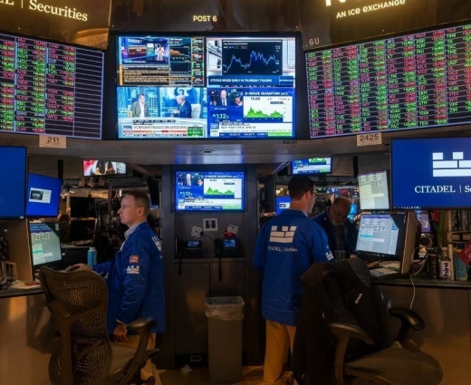 Wall Street: Θετικό ξεκίνημα της εβδομάδας με ώθηση από την τεχνολογία και πτώση των τιμών του πετρελαίου