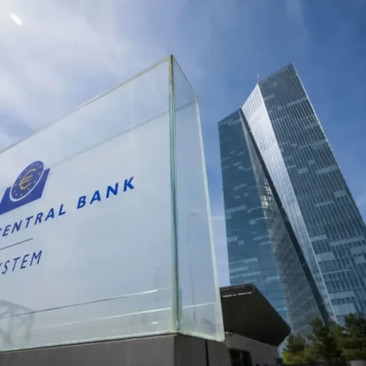 ΕΚΤ: Αμετάβλητα στο 2,5% τα επιτόκια – Ανοικτός ο δρόμος για νέα αύξηση τον Δεκέμβριο