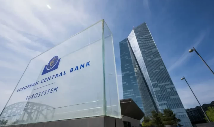 ΕΚΤ: Αμετάβλητα στο 2,5% τα επιτόκια – Ανοικτός ο δρόμος για νέα αύξηση τον Δεκέμβριο