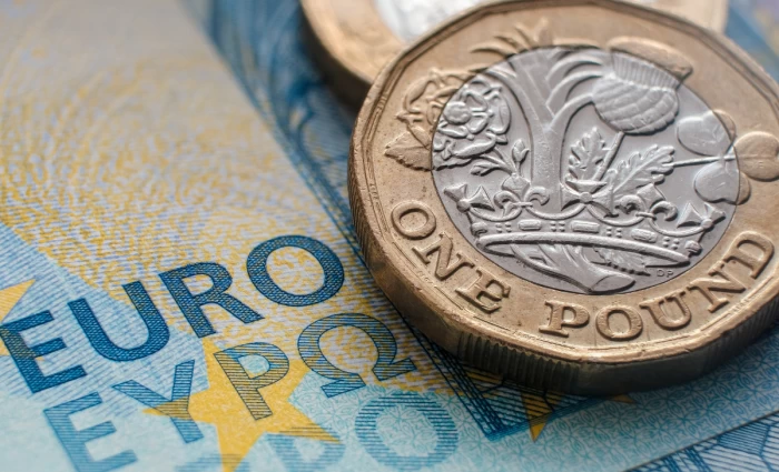 Ευρώ: H μεγαλύτερη μηνιαία πτώση έναντι της στερλίνας από το 2022