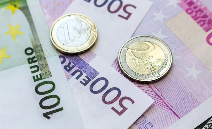 Οι επενδυτές σορτάρουν μαζικά το ευρώ – Το στοίχημα των €38 δισ. και ο φόβος για πτώση στα $1,10