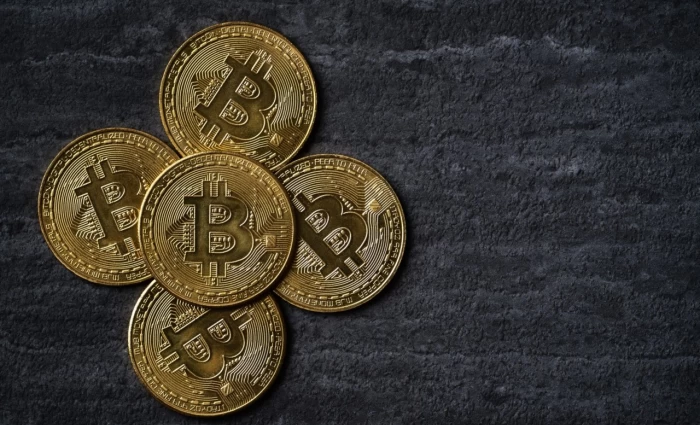 Τα assets της «παλιάς οικονομίας» κλέβουν τη λάμψη του Bitcoin: Γιατί δεν ξεπερνά τα $75.000