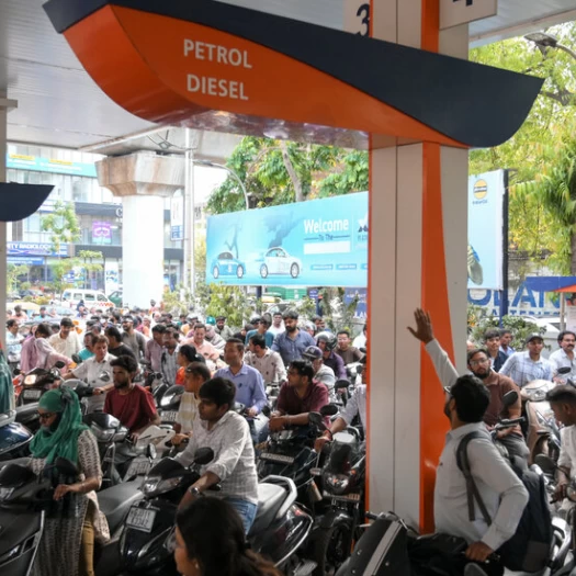 Παγκόσμιος συναγερμός: Το πετρελαϊκό σοκ ξυπνά μνήμες της κρίσης του 1997