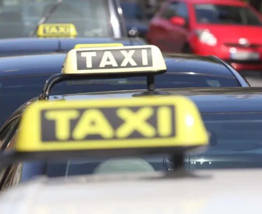 Αυστηρότερες ποινές για «πειρατικά ταξί» ψήφισε η Βουλή