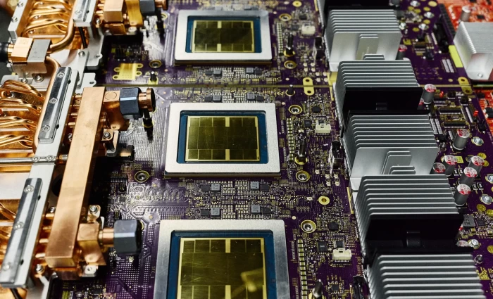 AI chips: Η Google αλλάζει το παιχνίδι με νέα γενιά επεξεργαστών και βάζει στο στόχαστρο την Nvidia