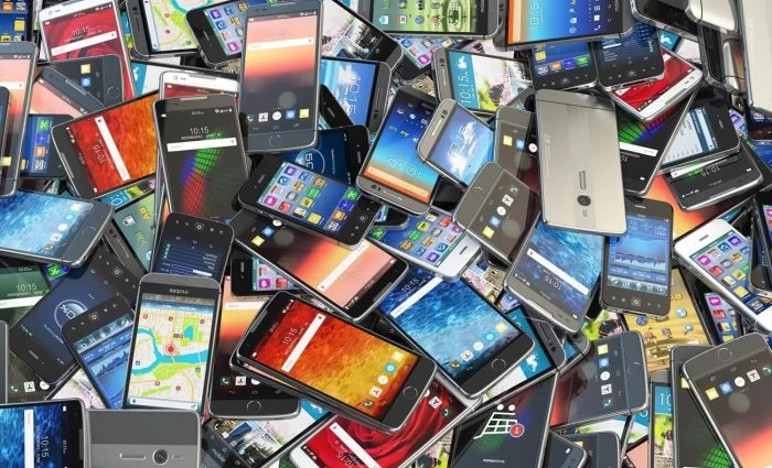 Η ΕΕ βάζει νέους κανόνες στη βιομηχανία κινητών τηλεφώνων για πιο ανθεκτικές και οικολογικές συσκευές
