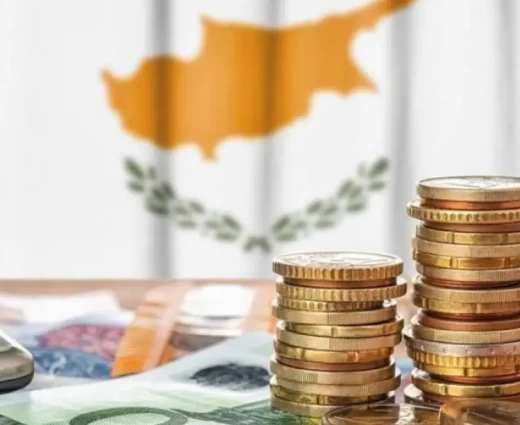 Πλεόνασμα  €1.24 δισ. το 2025 - Στο 55% του ΑΕΠ το δημόσιο χρέος, από τις μεγαλύτερες μειώσεις στην ΕΕ