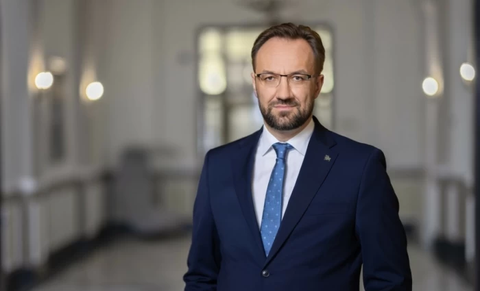 Σίμκους (ΕΚΤ): Στάση αναμονής για τα επιτόκια λόγω πολέμου στο Ιράν