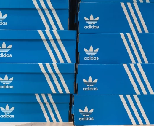 Adidas: Πωλήσεις €6,6 δισ. με ώθηση από το ποδόσφαιρο – Αντοχή στους δασμούς Τραμπ