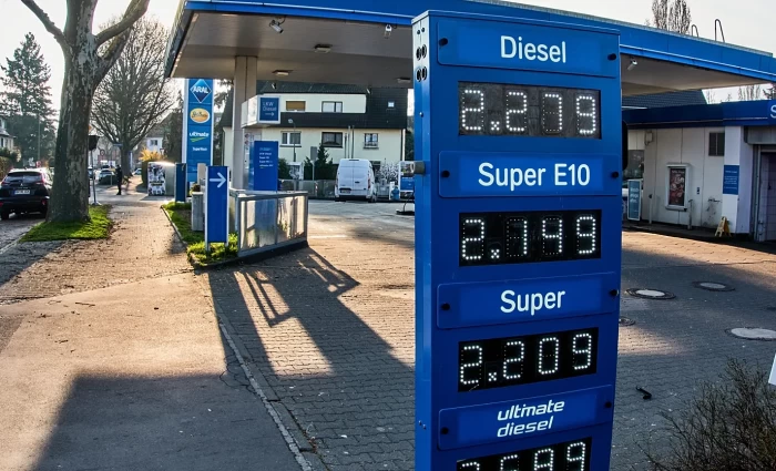 FT: Η Κομισιόν επεξεργάζεται σχέδιο για δελτίο στα καύσιμα και απελευθέρωση αποθεμάτων πετρελαίου