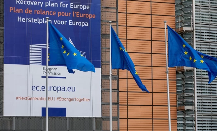 Reuters: Έκτακτη φορολογία στα 