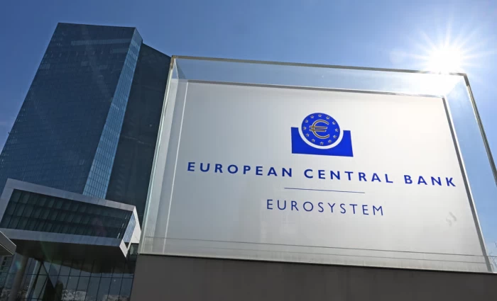 Σίμκους: Η οικονομία πλησιάζει το δυσμενές σενάριο της ΕΚΤ λόγω Ιράν