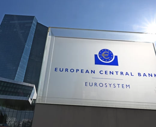 Σίμκους: Η οικονομία πλησιάζει το δυσμενές σενάριο της ΕΚΤ λόγω Ιράν