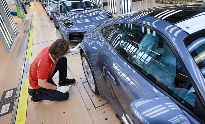 Porsche: Κόβει 500 θέσεις εργασίας λόγω πίεσεων από δασμούς των ΗΠΑ και πτώση των κερδών