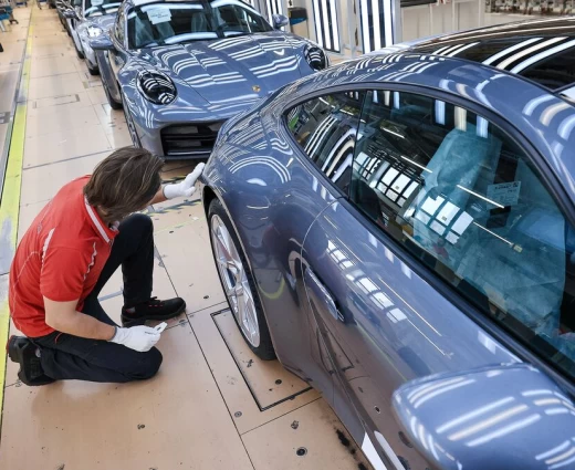 Porsche: Κόβει 500 θέσεις εργασίας λόγω πίεσεων από δασμούς των ΗΠΑ και πτώση των κερδών